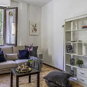 Cozy Roman With Parking Apartment Florence
