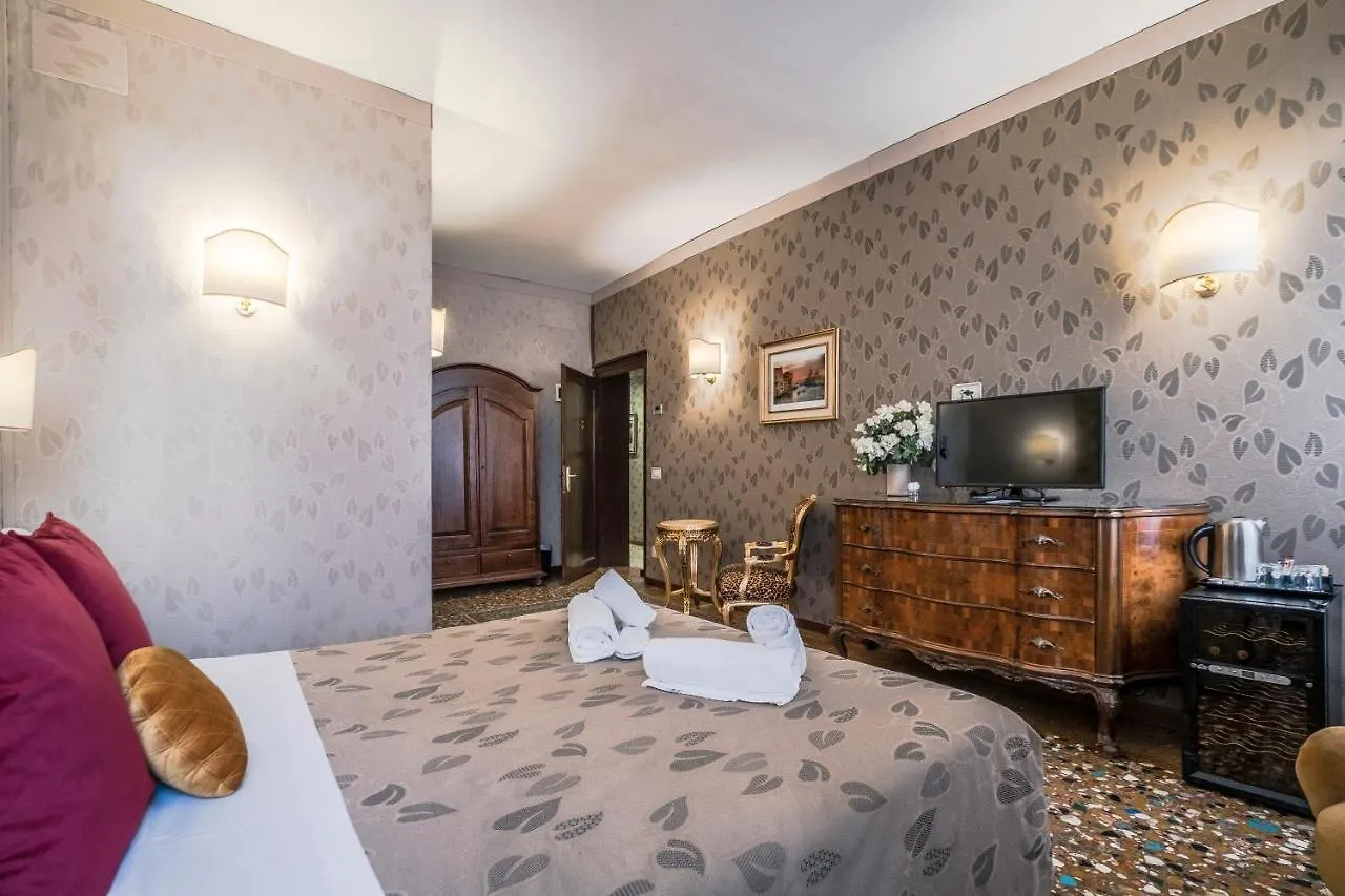Ca' Lavezzera Hotel Venice 2*,  Italy