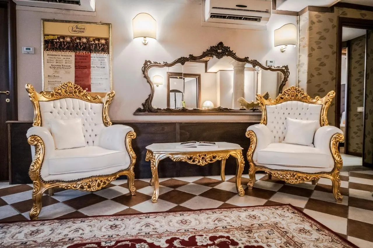 Ca' Lavezzera Hotel Venice 2*,